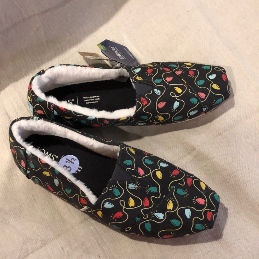 NWT Toms Forged Iron Tree Christmas Lights Print  in size 8.5. MAKE AN OFFER